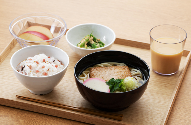 きつねうどんとカリカリ梅ご飯